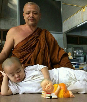 泰國小和尚走紅 打坐瞌睡萌翻網友