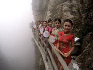 美女2000米伏牛山巔秀旗袍