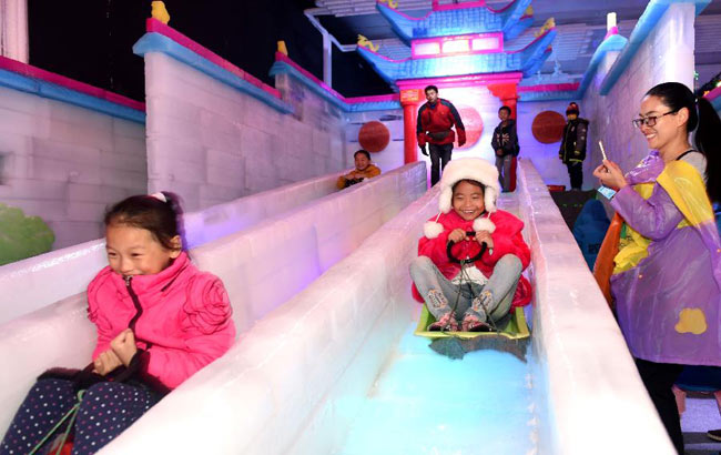 合肥：兒童感受冰雪世界