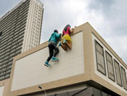 常州：&ldquo;巨人&rdquo;雕塑趴高樓引圍觀