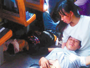 15歲女生跪地30分鐘為傷者當靠枕