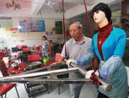 七旬老人造美女機器人推石磨豆花