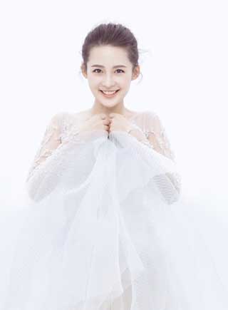 李沁清新白裙寫真曝光 如夢如幻仙范兒十足
