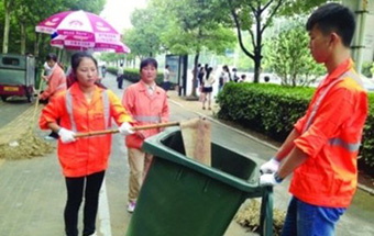 接過媽媽掃帚 感受媽媽辛苦