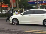 瘋狂轎車頂交警狂奔400米