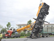 吊車吊報廢貨車 自己反被吊翻