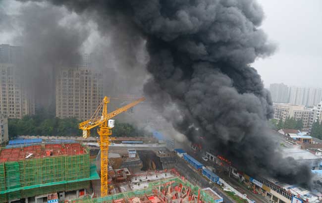 突發：合肥一倉庫發生火災 現場煙霧較大