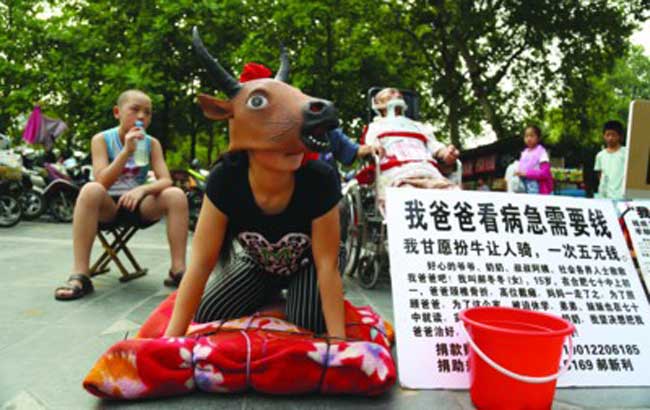 15歲&ldquo;牛面&rdquo;女孩步行街乞討救父