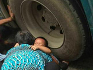 上百名路人抬車救女童