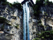 湖北現88米觀光電梯 夾在絕壁間