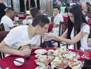 男子向退役空姐網購&ldquo;剝蟹服務&rdquo;