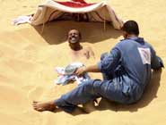 埃及人熱衷沙漠日光浴 可治病