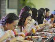 佳麗上演&ldquo;吃龍蝦大戰&rdquo;