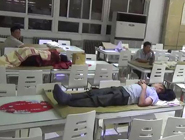 高校餐桌當&ldquo;床鋪&rdquo;招待新生家長