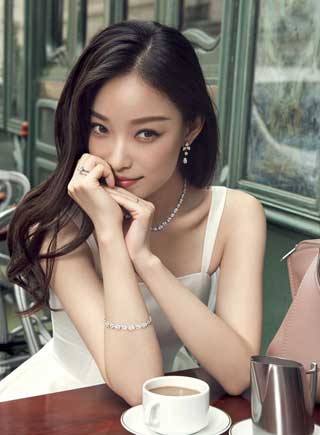 倪妮巴黎拍珠寶大片笑容明媚 露香肩鎖骨迷人