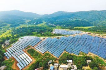 荒山建起光伏電站
