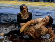 英國舉辦肉汁摔跤比賽