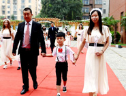 小學一年級新生走紅毯迎接開學