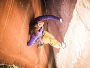 瑞士女教師徒手攀爬峭壁