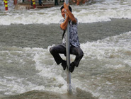 遊客爬桿躲避錢塘江&ldquo;鬼王潮&rdquo;