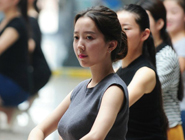 美女大學生志願者備戰殘運會