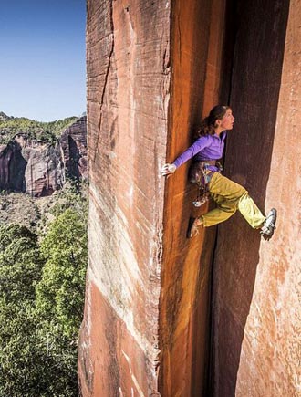 瑞士女教師徒手攀岩305米高裂縫峭壁