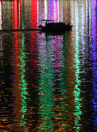 燈光水影伴船歸