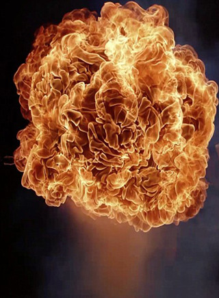 美攝影師抓拍雜技演員噴火 震撼十足