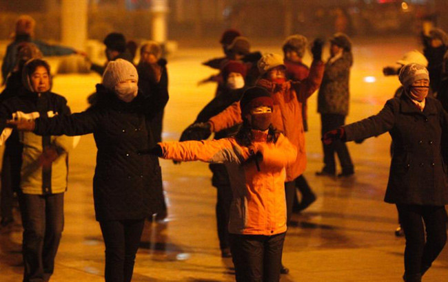 東北大媽霧霾天全副武裝跳廣場舞