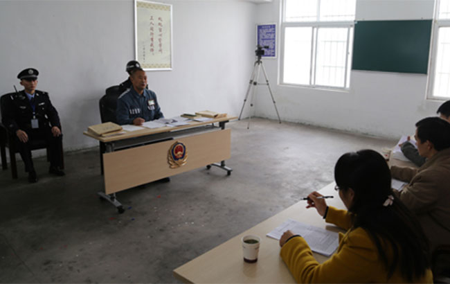 男子身穿囚服通過本科論文答辯