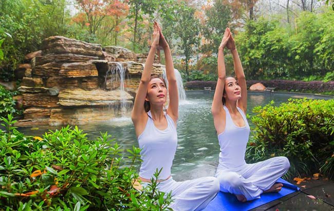 高顏值辣身材 雙胞胎車模亮相江蘇天目湖秀瑜伽
