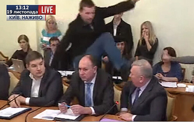 烏克蘭議員會議中腳踹高官 過程被直播