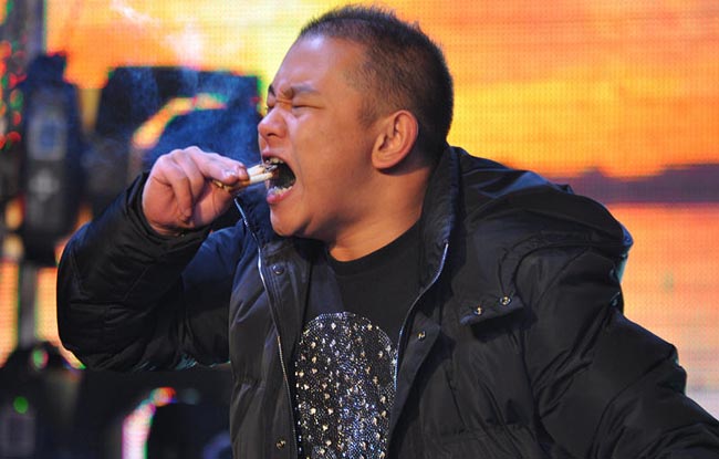 沈陽小夥連吃15根冒火星煙頭 表情痛苦