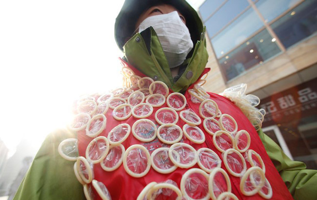 艾滋病日 志願者身著上百安全套街頭引圍觀