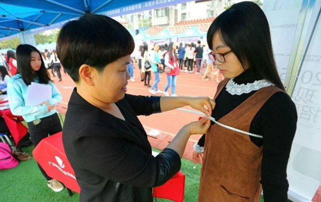 廣州:高校招聘會女生被現場量三圍