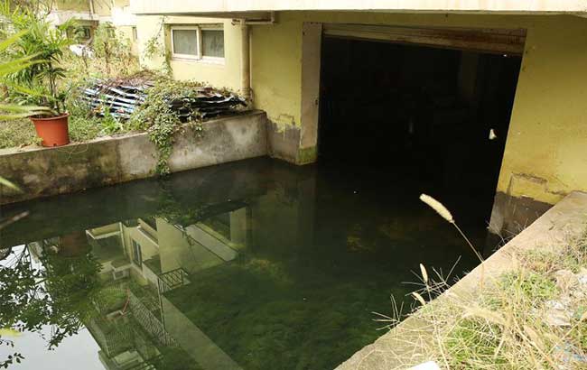 安慶一小區地下車庫變“水庫” 最深處超兩米