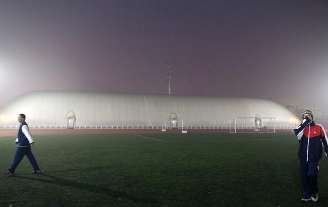 北京一學校建充氣膜體育館抵抗霧霾