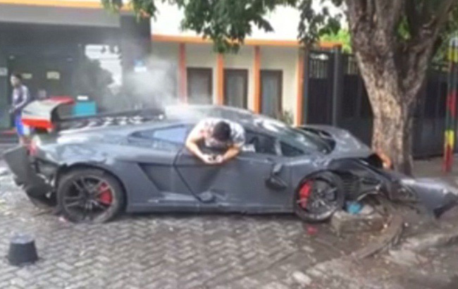 蘭博基尼車主撞倒3人 發信息後淡定爬出駕駛室