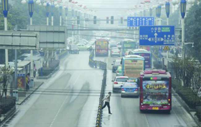 合肥:行人橫穿快車道亂象嚴重