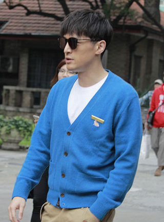 胡歌参加上戏校庆似学生党 左溢贴心挡镜头