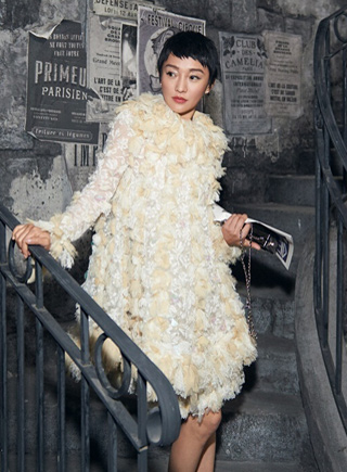 周迅罗马看秀素雅出镜 白裙短发灵动古城