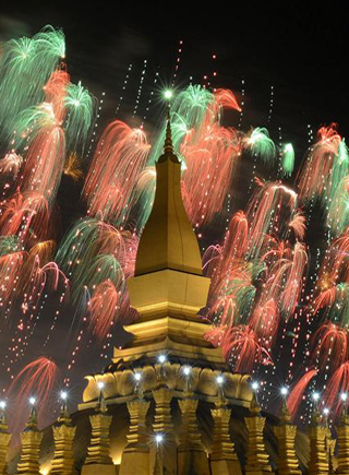 老挝举行盛大烟火表演庆祝建国40周年