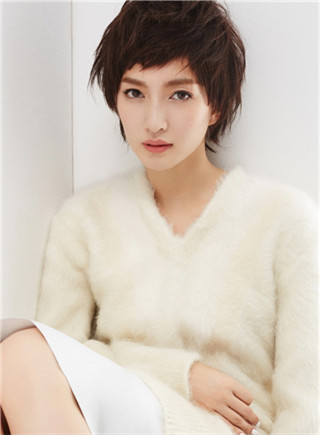 江疏影演繹冬日精靈 白衣勝雪