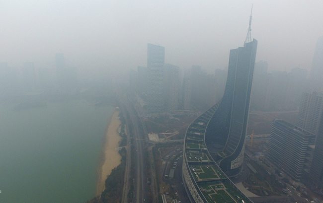 新华安徽航拍：雾霾笼罩下的合肥
