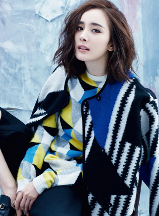 楊冪封面大片盡顯輕熟女氣質 優雅靈動慵懶隨性