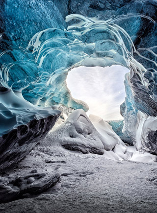 攝影師鏡頭捕捉冰島壯觀冰洞 藍白黑三色鑄就純凈世界