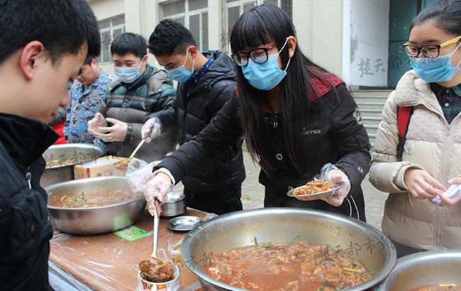 武汉一高校养5000斤鱼 免费给2万多名学生吃