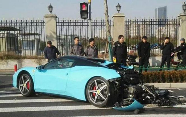 上海一法拉利轿车连环撞击后“面目全非”