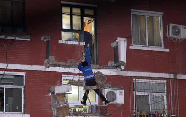北京永安里一小区居民楼阳台垮塌 整个掉下去