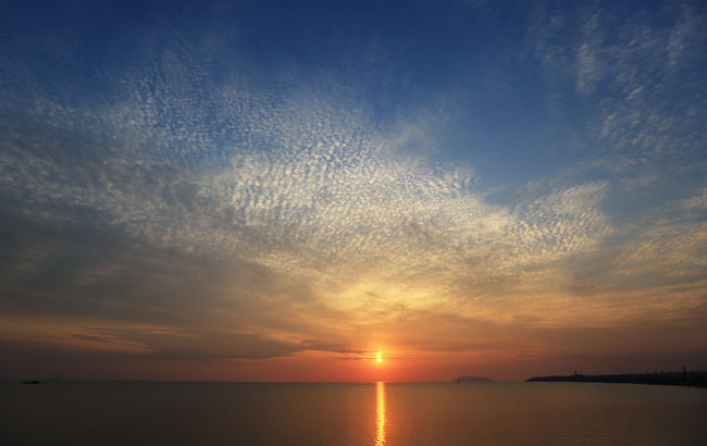 巢湖天空現大片“魚鱗雲” 畫面唯美